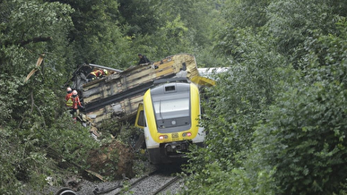 خارج‌شدن قطار از ریل در سوئیس با چندین زخمی با چندین زخمی + فیلم