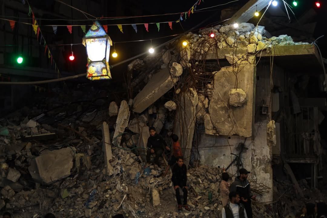 ریسه‌های نور بر پیکر زخمی شهر؛ وقتی غزه آوارها را به میهمانی خدا می‌برد