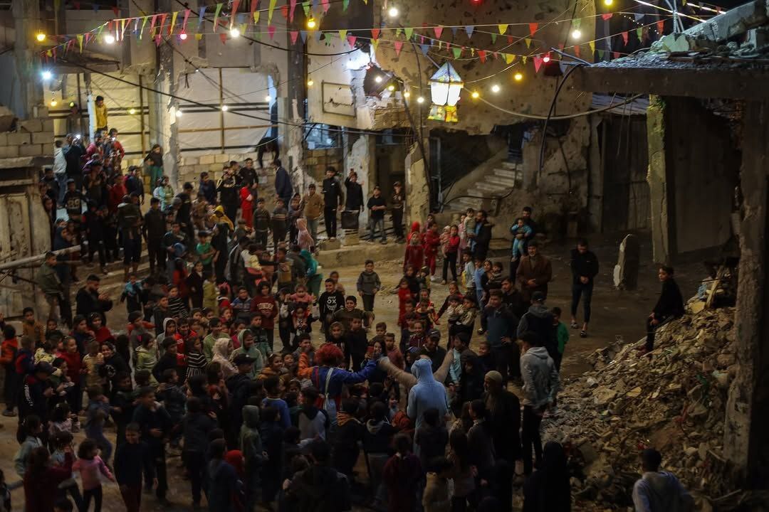 ریسه‌های نور بر پیکر زخمی شهر؛ وقتی غزه آوارها را به میهمانی خدا می‌برد