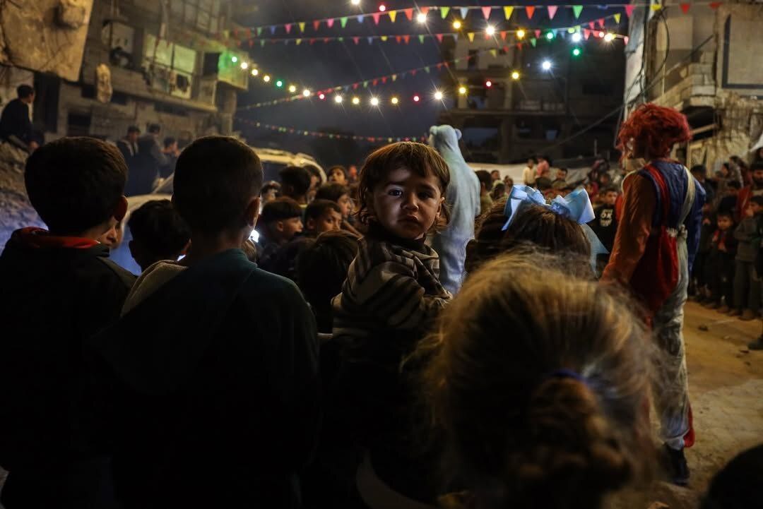 ریسه‌های نور بر پیکر زخمی شهر؛ وقتی غزه آوارها را به میهمانی خدا می‌برد