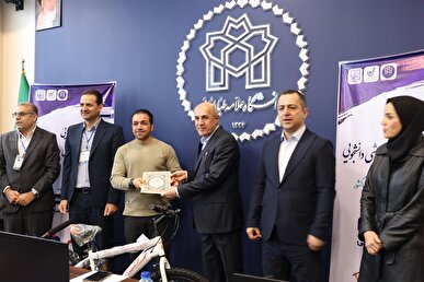 جوایز برگزیدگان گام‌های طلایی ۲  اهدا شد