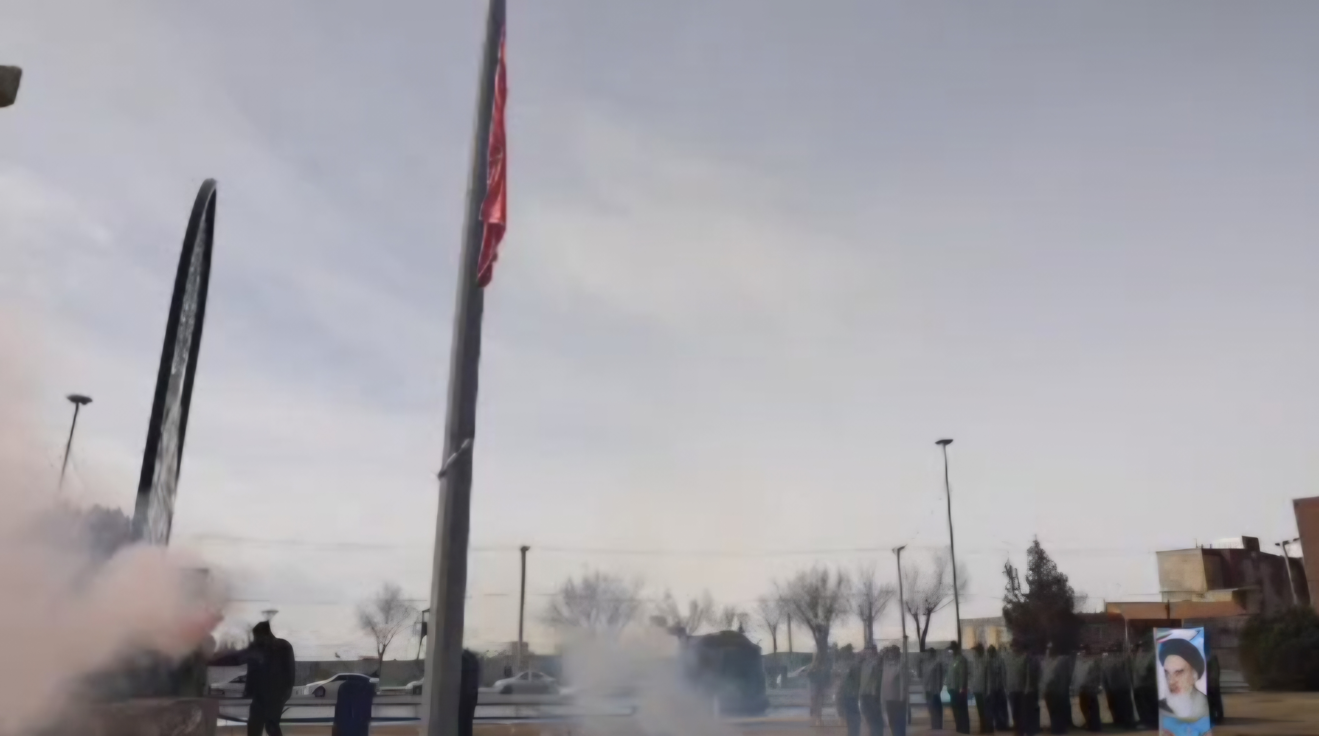 اهتزاز پرچم متبرک در میدان امام حسین(ع) شهرکرد + فیلم