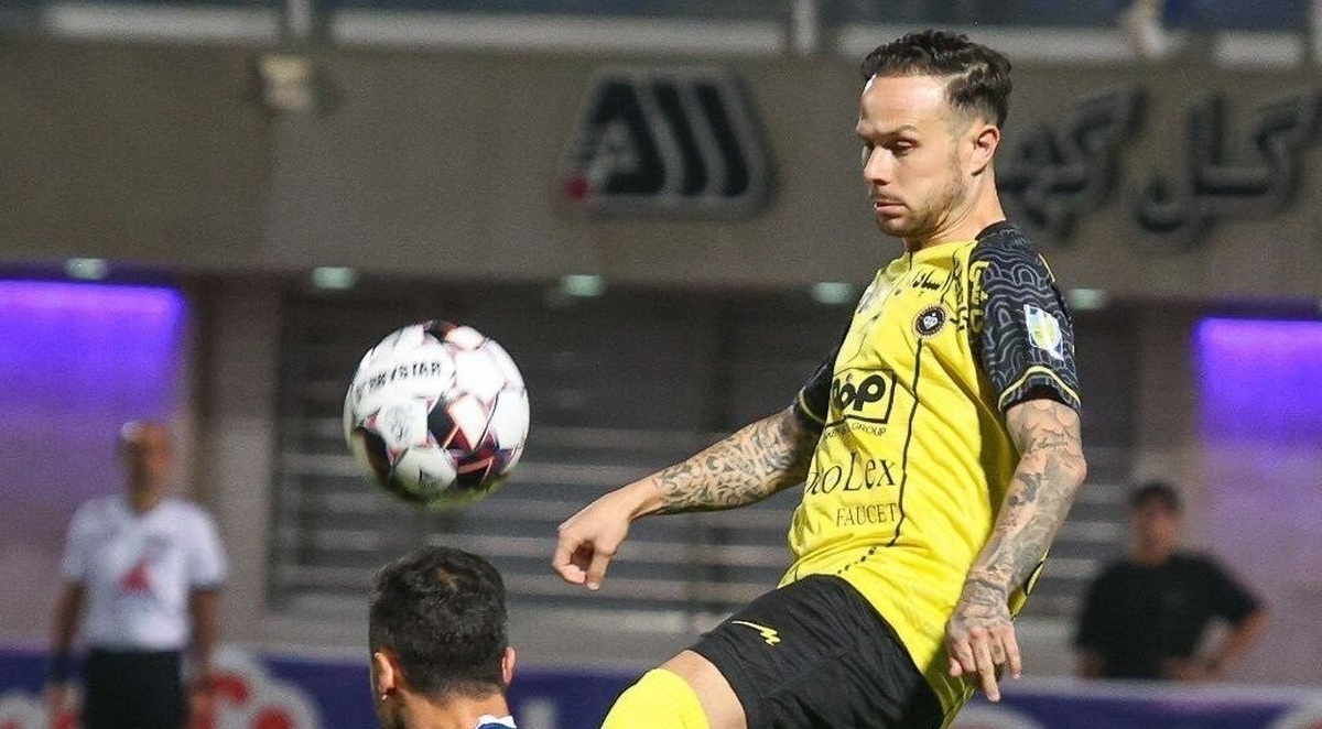 هافبک اسپانیایی سپاهان به ایران بازگشت