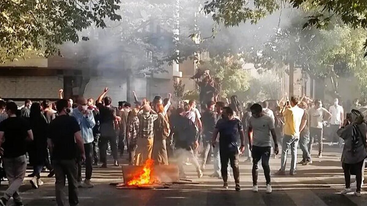 اختصاصی دانشجو | بسته‌های کمک به مستمندان که در مسجد سوخته سالم مانده بود / مسجد فقط ساختمان نیست ریشه است