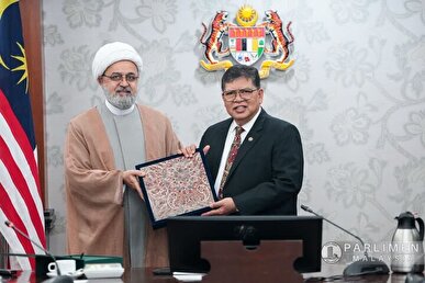 دیدار حجت‌الاسلام شهریاری با رئیس مجلس مالزی