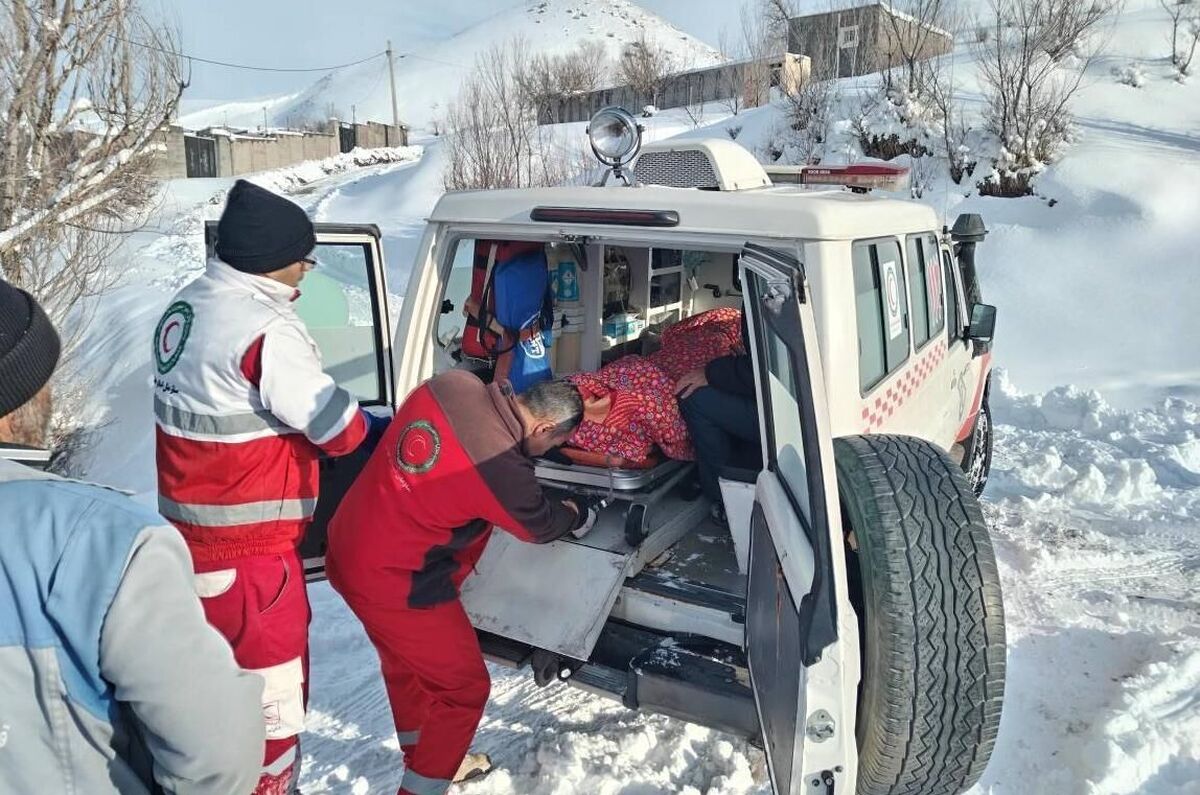 انتقال ۳۴ مصدوم و رهاسازی حدود ۳ هزار خودرو در عملیات‌های امدادی هلال احمر