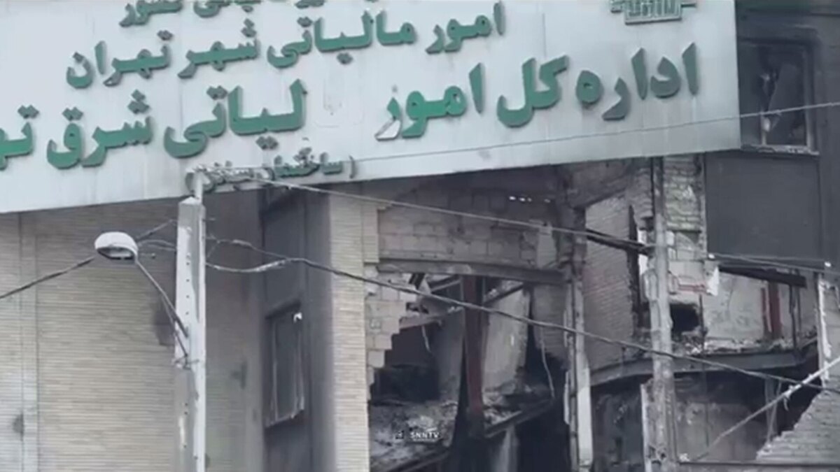 نابودی ساختمان اداره مالیات شرق تهران به دست اغتشاشگران و سردرگمی شهروندان