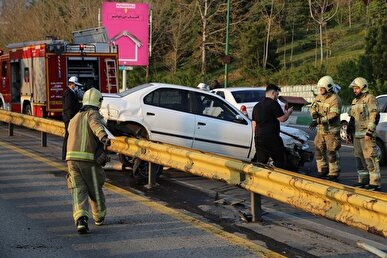 تصادف سمند با خودروی بنزین‌رسان در بزرگراه چمران