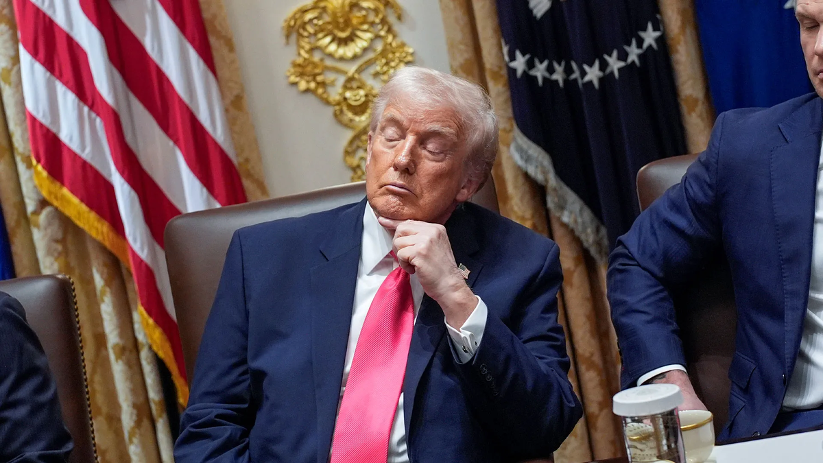 توجیه ترامپ برای چرت زدن در جلسات کابینه؛ «کسل‌کننده هستند»