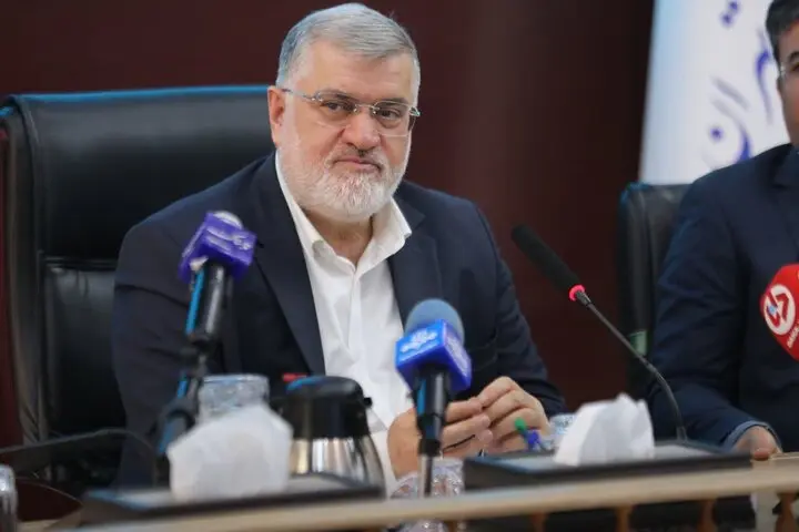 استاندار تهران: نصب ۱۲۰۰ پنل خورشیدی بر بام مدارس و مساجد استان آغاز شد