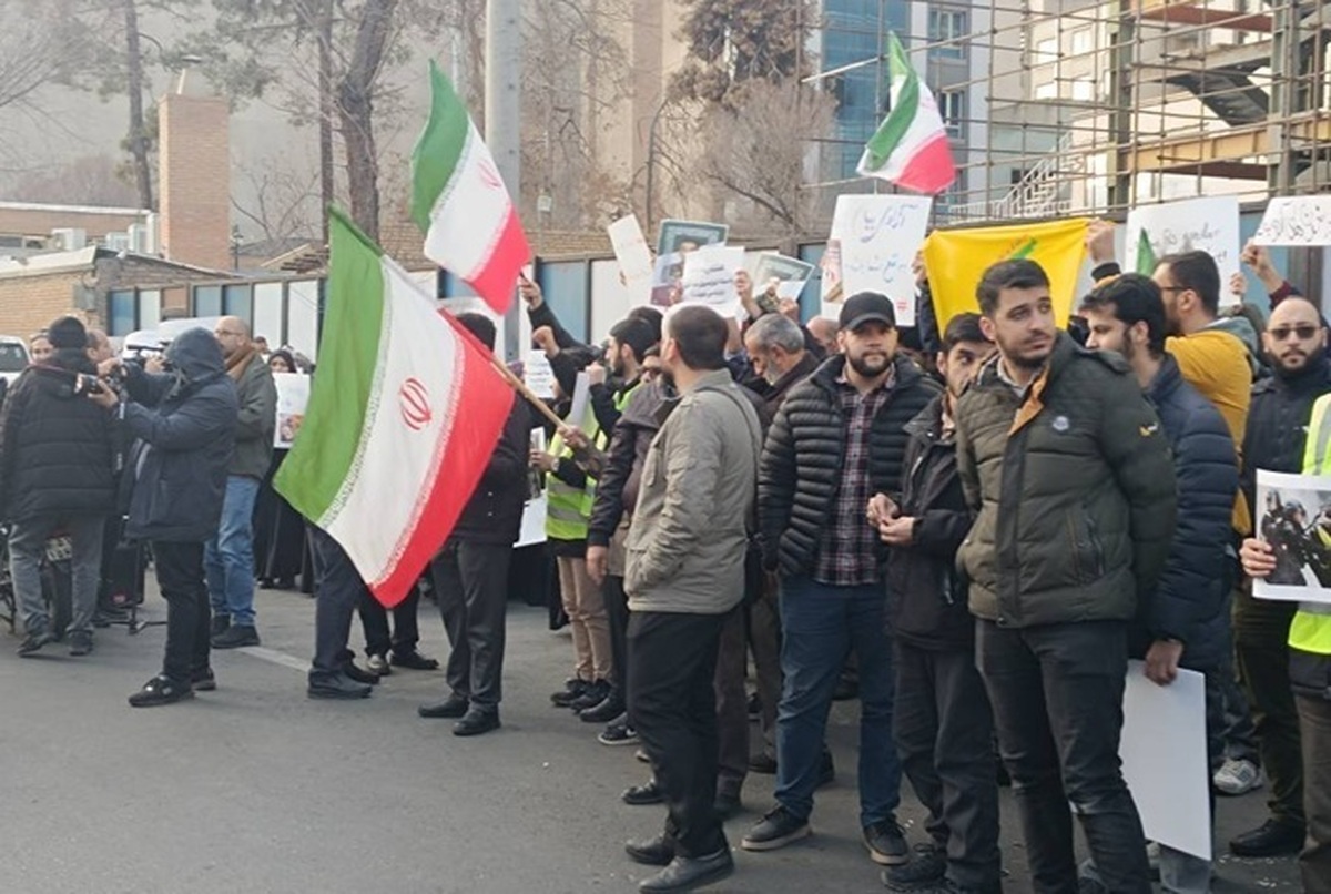 دانشجویان دانشگاه های تهران مقابل سفارت فرانسه در تهران تجمع کردند