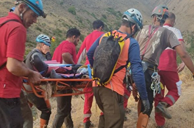 نجات جان کوهنورد ۳۰ ساله از ارتفاعات کبیرکوه بدره