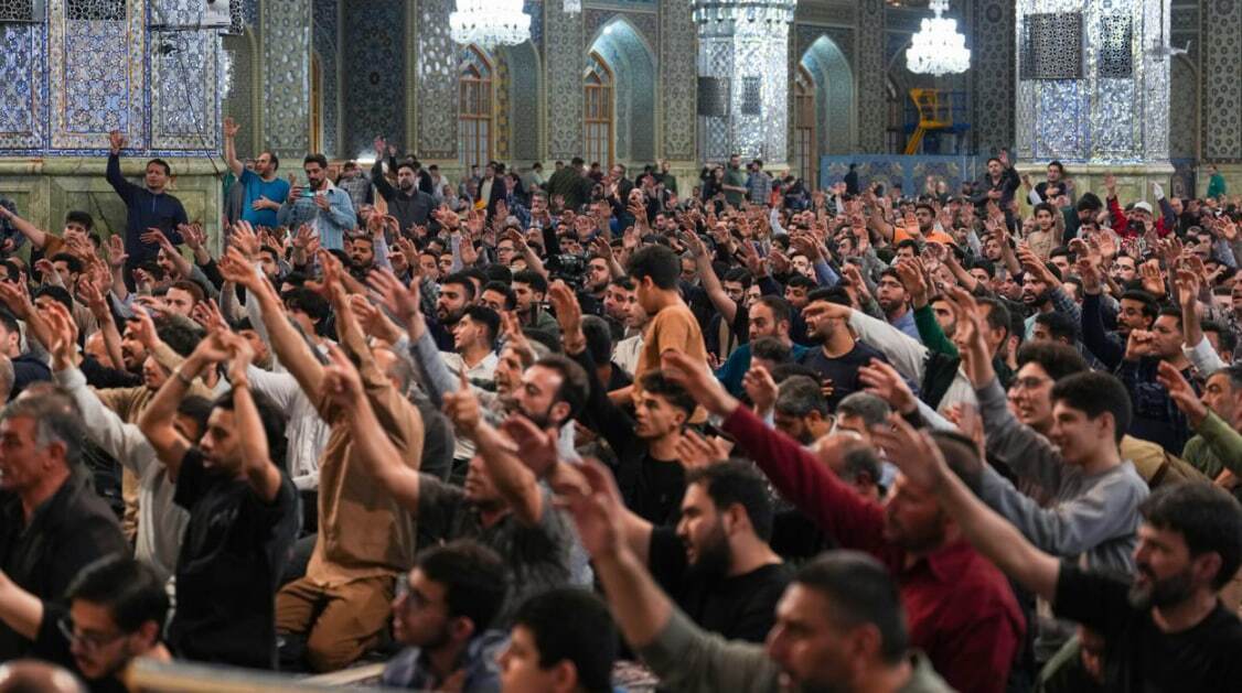 طنین مناجات محمود کریمی در رواق رضوی؛ از خاک خراسان تا غیرت ایران علی (ع) + آلبوم تصاویر شب دوم