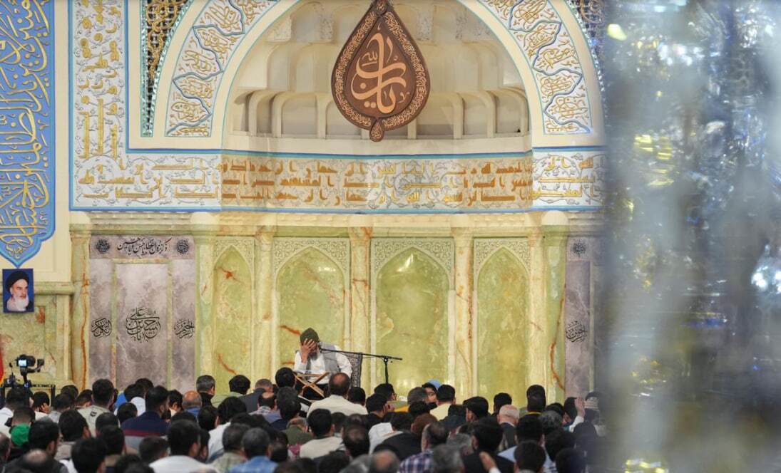 طنین مناجات محمود کریمی در رواق رضوی؛ از خاک خراسان تا غیرت ایران علی (ع) + آلبوم تصاویر شب دوم