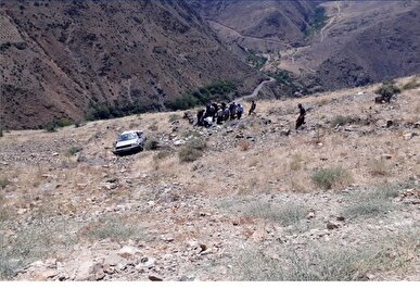 لحظه هولناک پرواز خودروی دنا به داخل دره در جاده چالوس/ این حادثه ۳ جان باختە برجای گذاشت + فیلم