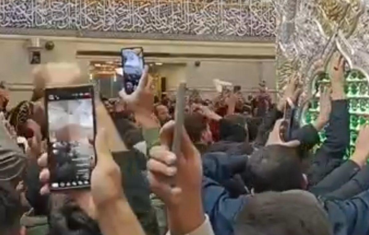 خروش مردم عراق در حرم سیدالشهدا پس از اعلام شهادت رهبر انقلاب