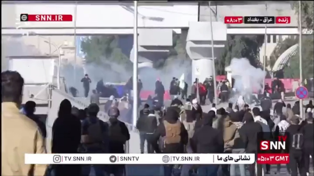 تجمع مردم مسلمان و خشمگین عراقی در مقابل سفارت آمریکا در بغداد