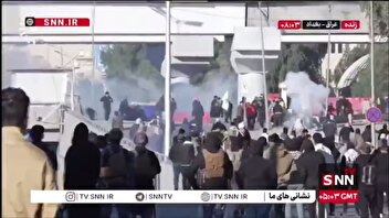 تجمع مردم مسلمان و خشمگین عراقی در مقابل سفارت آمریکا در بغداد