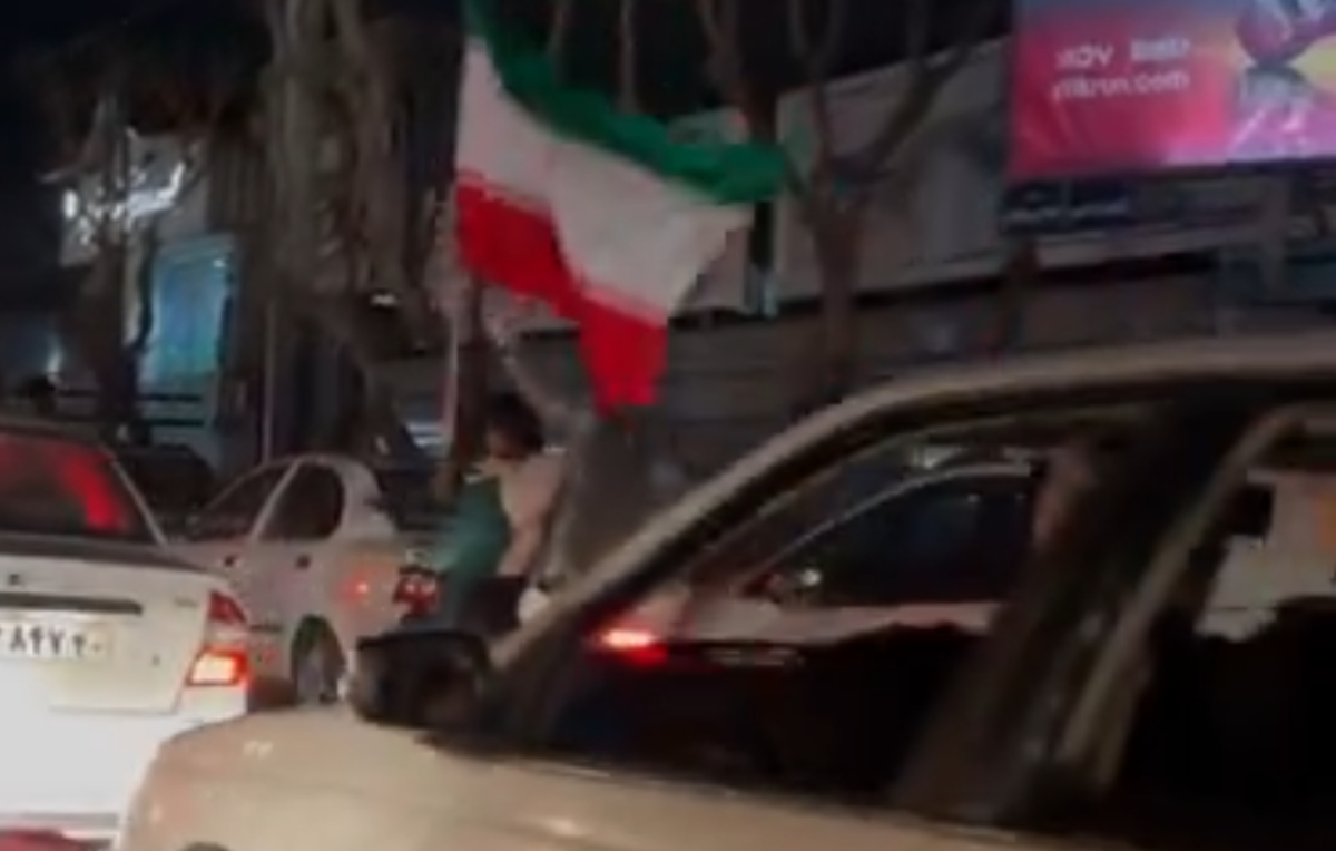 تکبیر مردم خیابان در تهران همزمان با شنیده شدن صدای پدافند تهران