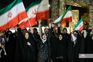 اجتماع شبانه اهالی محله احمدآباد مشهد در سوگ شهادت رهبر انقلاب اسلامی