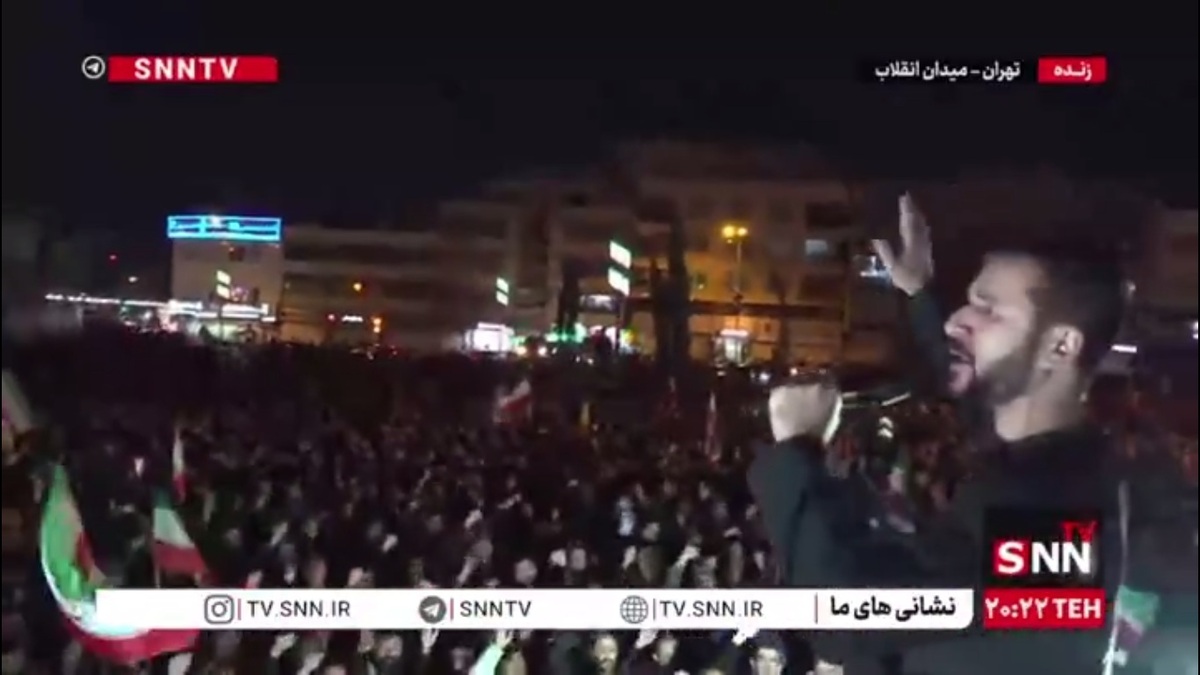 شعار مرگ بر آمریکا و مرگ بر اسرائیل در تجمع مردم عزادار در میدان انقلاب پایتخت