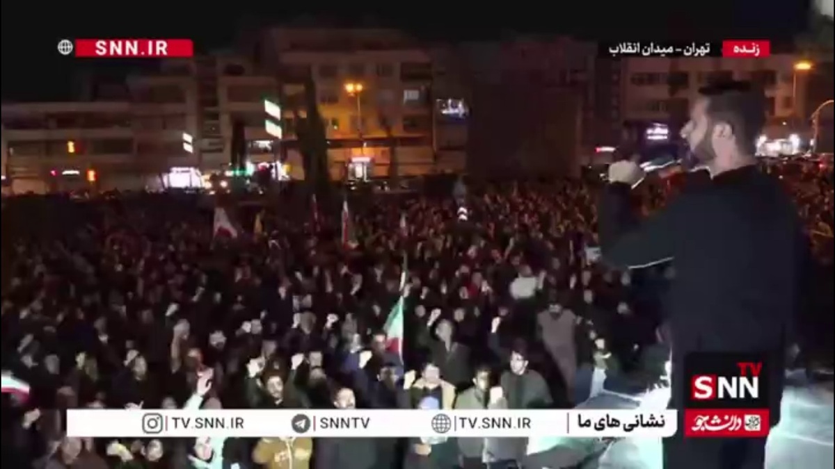 طنین فریاد &laquo;حیدر حیدر&raquo; در تجمع خودجوش مردمی در میدان انقلاب اسلامی