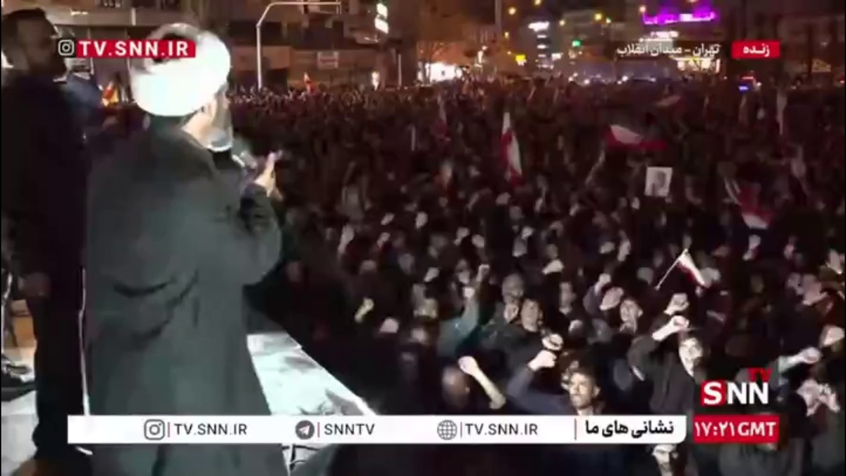 همزمان با مقابله پدافند با اهداف متخاصم در پایتخت مردم عزادار در میدان انقلاب ثابت قدم ایستادند و شعار «الله اکبر» سردادند