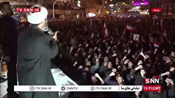 همزمان با مقابله پدافند با اهداف متخاصم در پایتخت مردم عزادار در میدان انقلاب ثابت قدم ایستادند و شعار «الله اکبر» سردادند