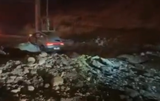 تصویری از گودال ایجاد شده در یکی از بزرگراه‌های قدس اشغالی بر اثر اصابت موشک ایرانی