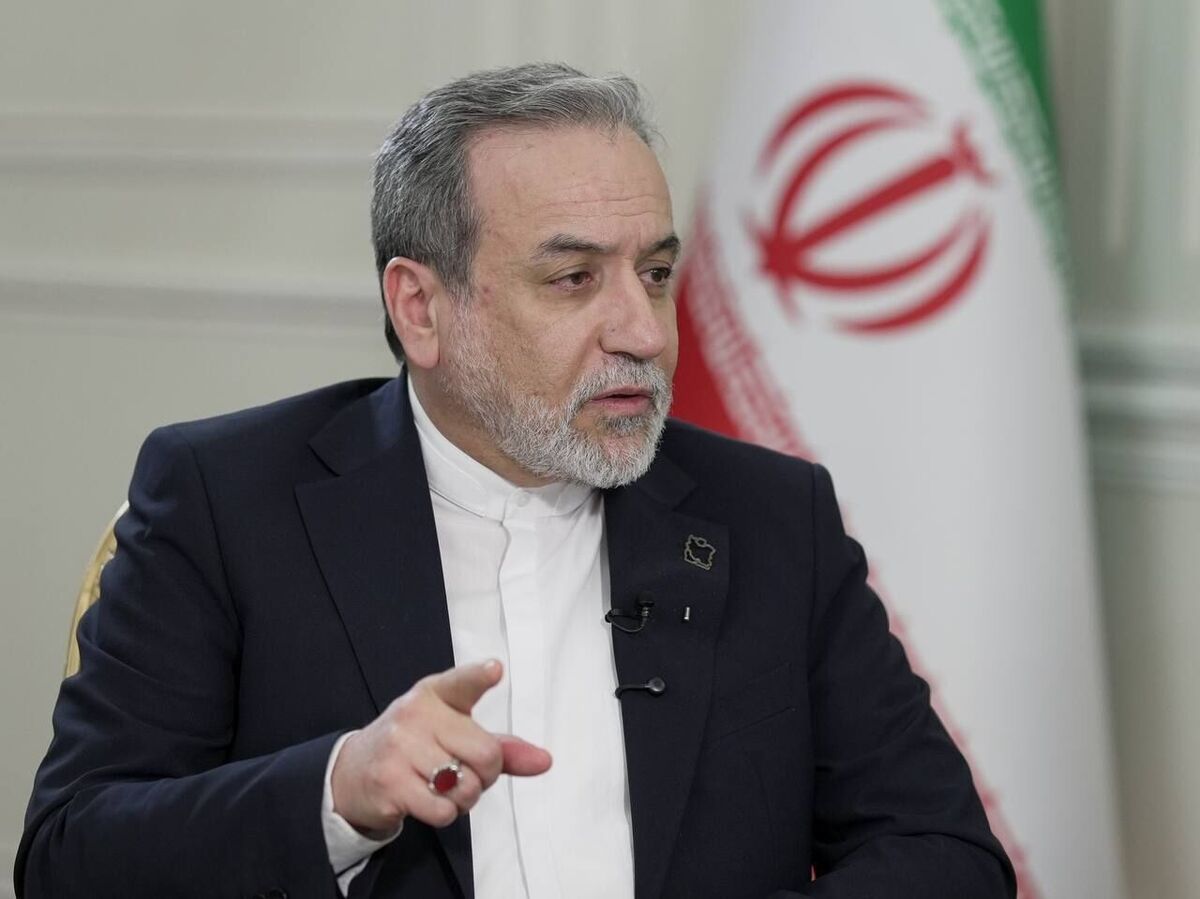 عراقچی: در حالی که رهبرمان و فرمانده های ارشدمان به شهادت رسیدند در مقابل بزرگترین ارتش ظاهری جهان ایستادگی کردیم + فیلم