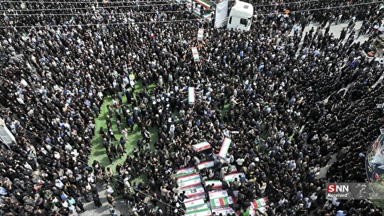 مراسم تشییع پیکر پاک دانش‌آموزان شهید در مدرسه میناب