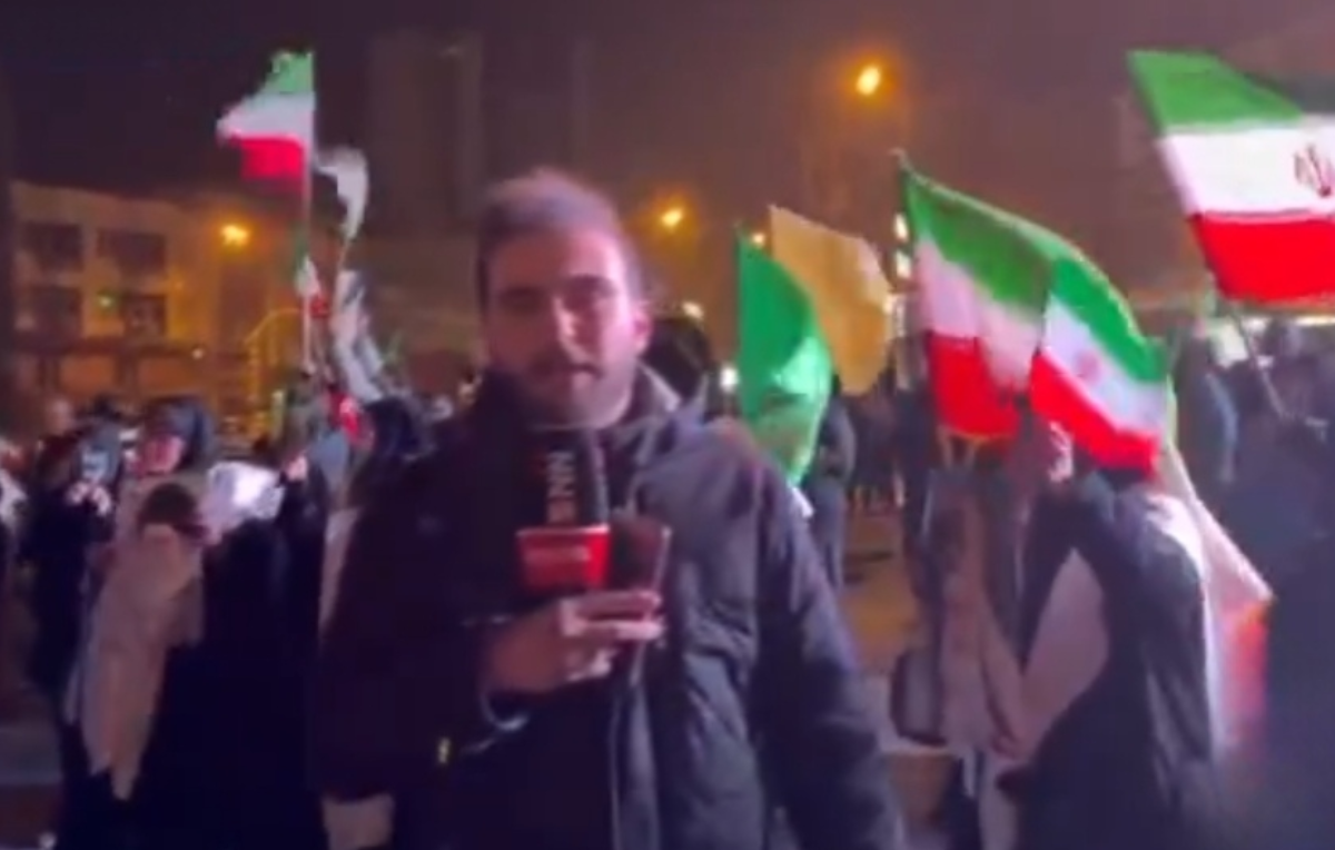 مردم کفن پوش در میدان انقلاب حاضر شدند