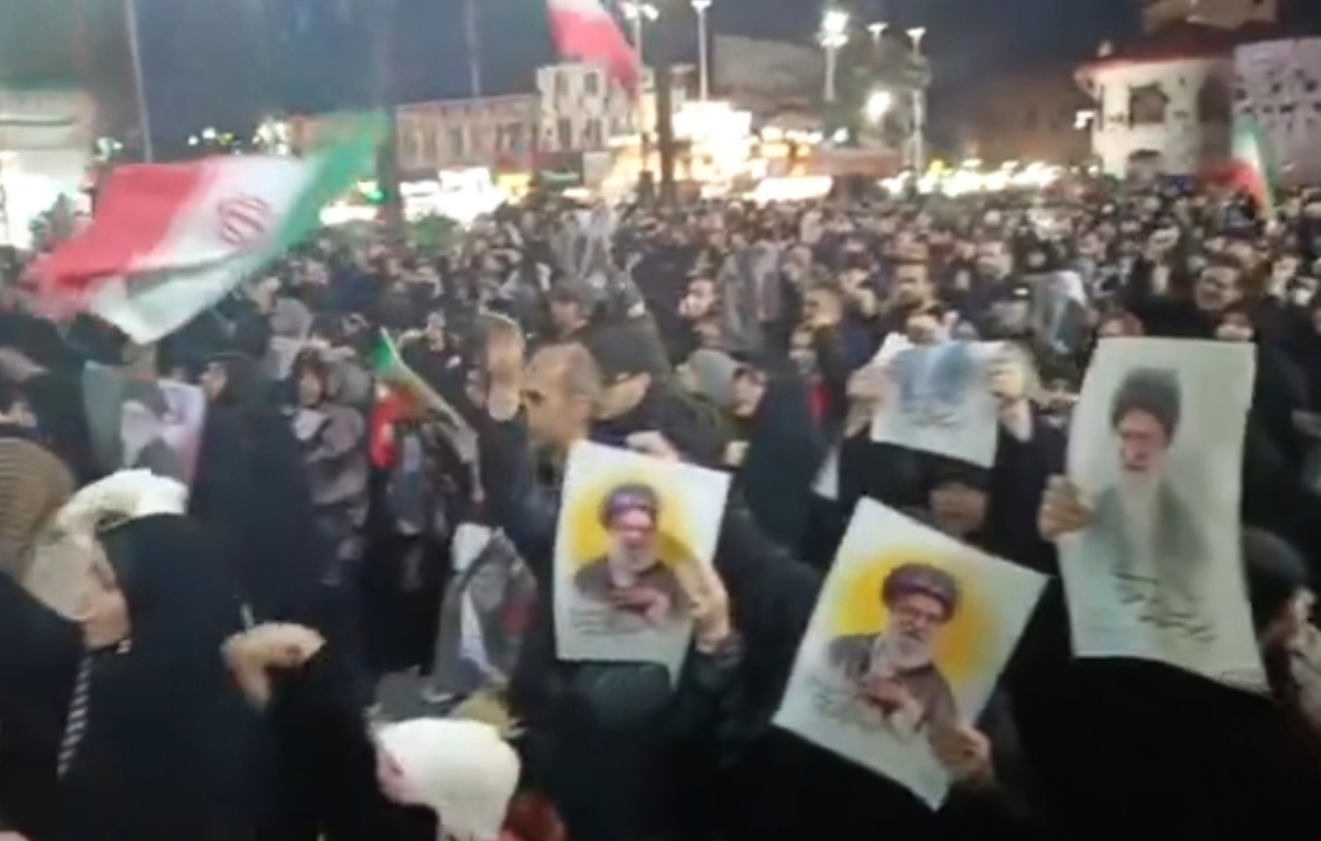 آغاز سومین شب قرار شبانه مردم در میدان شهدای ذهاب رشت با سر دادن شعار مرگ بر آمریکا