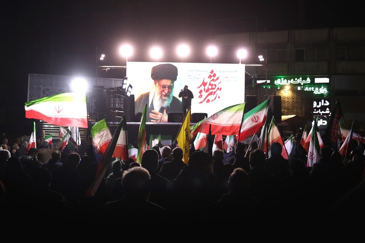 حضور گسترده مردم در میدان ولیعصر (عج) در سومین شب آیین همبستگی/ حضور شهردار تهران در میدان ولیعصر (عج)