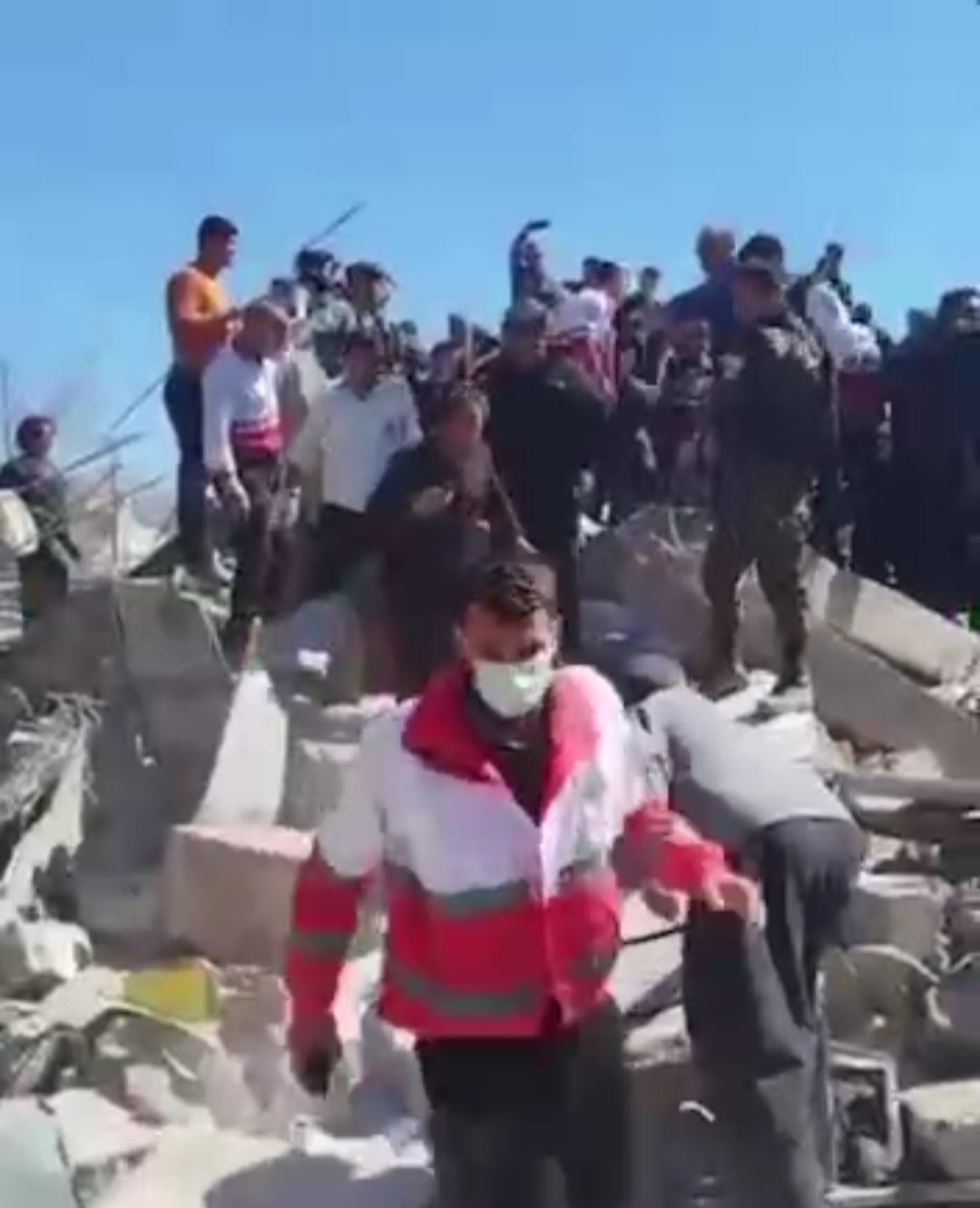 نحات معجزه آسای شهروند ایلامی از زیر آوار حملات آمریکایی-صهیونی