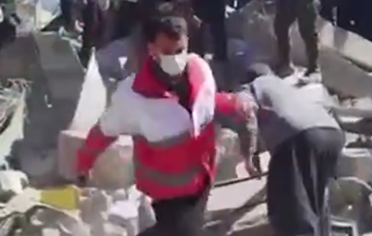 یک شهروند دیگر در ایلام با تلاش امدادگران هلال احمر زنده از زیر آوار بیرون کشیده شد