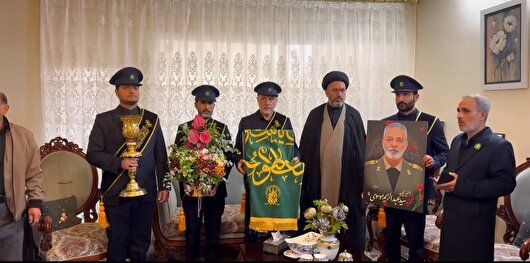 حضور خادمان حرم بانوی کرامت در منزل پدری شهید سپهبد موسوی در قم+فیلم