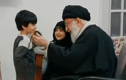 تصویر کمتر دیده شده از خوش و بش رهبرانقلاب با کودکان پس از اقامه نماز/ ذوق دختر بچه پس از دیدار نزدیک با رهبر شهید انقلاب