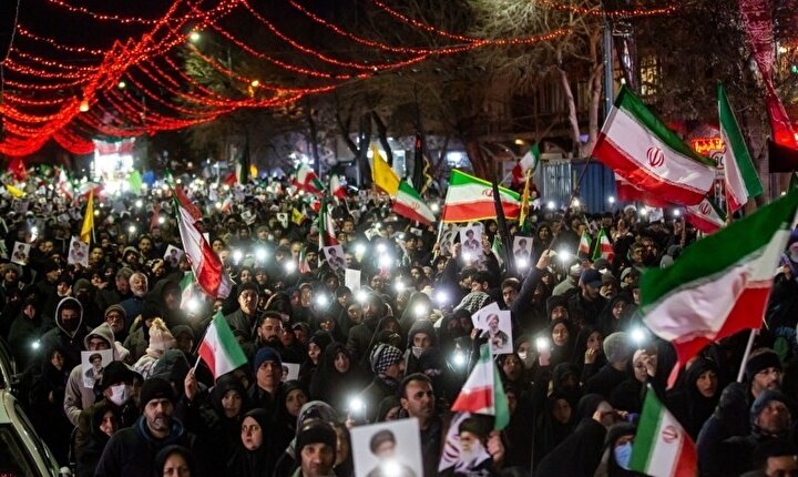 چهارمین شب حضور مردم در میدان / مردم ایران پس از تشییع پیکر فرزندان خود در سراسر کشور برای شب چهارم به میدان دفاع از وطن آمدند+فیلم