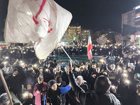 تجمع مردمی و برپایی مراسم سوگواری رهبر شهید انقلاب در خانه اصفهان +فیلم