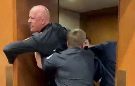 پلیس کنگره، برایان مک‌گینیس نامزد حزب سبز برای سنا در کارولینای شمالی را از جلسه کمیته خدمات مسلح سنا به علت اعتراض علیه جنگ ایران اخراج کردند.