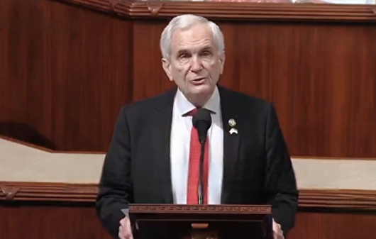 ترامپ قدرت نظامی آمریکا را به رخ می‌کشد، اما نمی‌تواند در برابر نتانیاهو و پوتین مقاومت کند! /ضروری است کنگره به سرعت این هفته قطعنامه قدرت‌های جنگی را تصویب کند و جان آمریکایی‌ها را نجات دهد