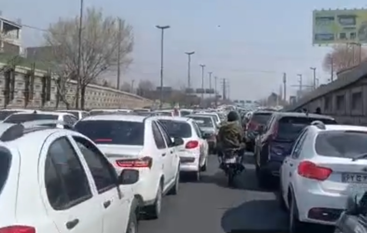 ترافیک سنگین در خیابان&zwnj;های منتهی به مصلی تهران برای حضور باشکوه مردم در نمازجمعه