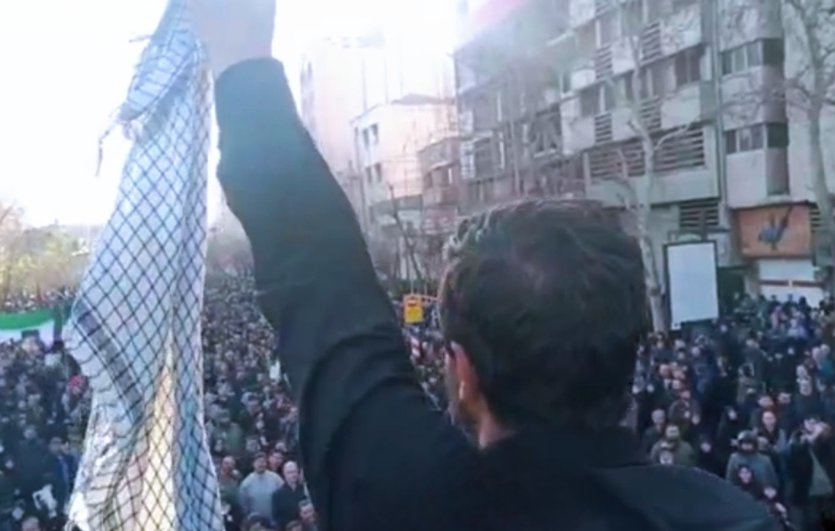 هادی قاسمی؛ مسئول سازمان بسیج دانشجویی کشور: چفیه دور گردن آقا معنی داشت؛ الآن وقتشه که چفیه رو از گردنتون باز کنید به کمرتون ببندید...