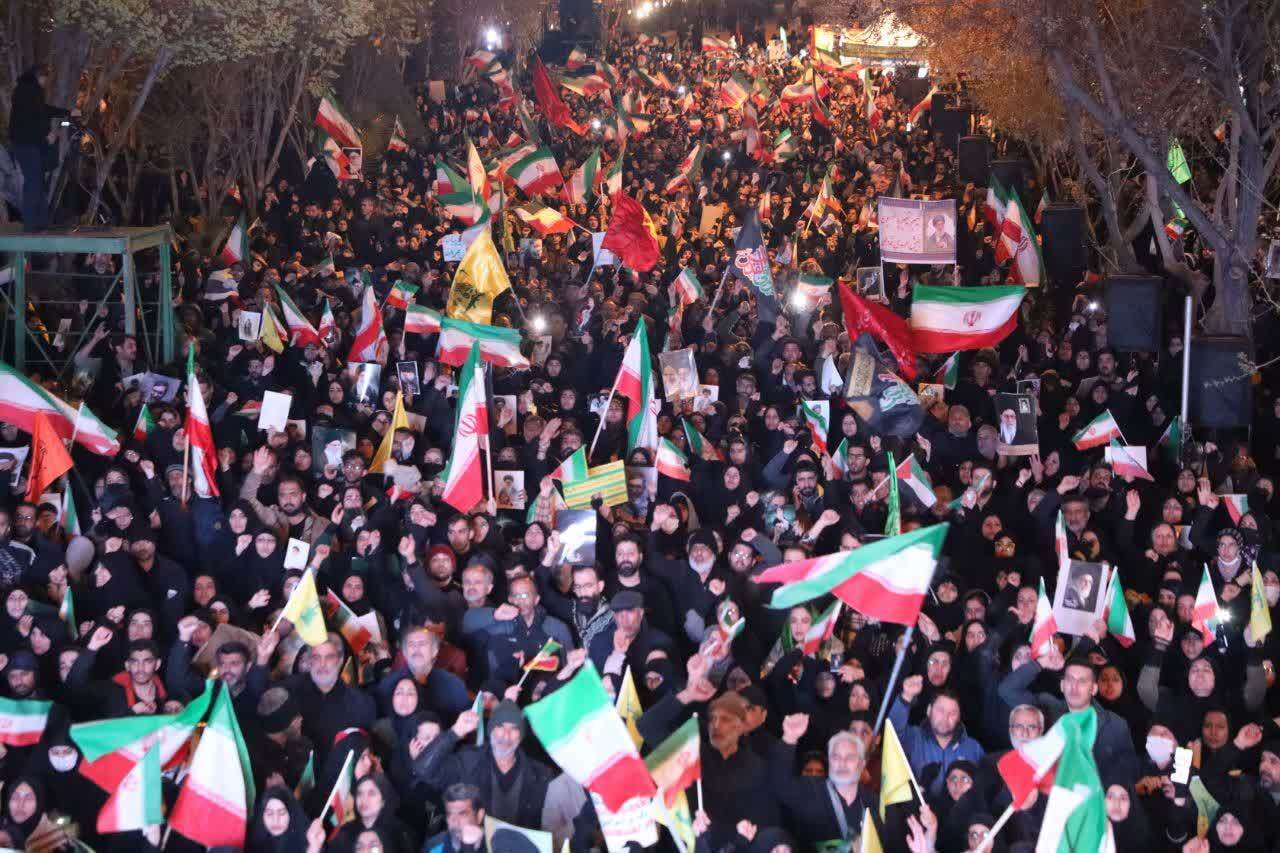 ششمین شب تجمع مردم غیرتمند سمنان در خونخواهی رهبر شهید به روایت تصویر + عکس