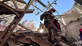 تلاش نیرو‌های امدادی بعد از حملات آمریکایی - صهیونیستی به مناطق مسکونی