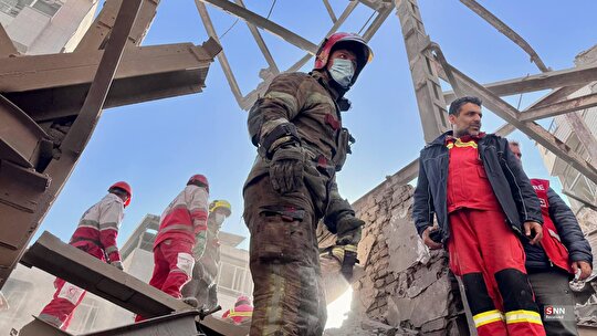 تلاش نیرو‌های امدادی بعد از حملات آمریکایی - صهیونیستی به مناطق مسکونی