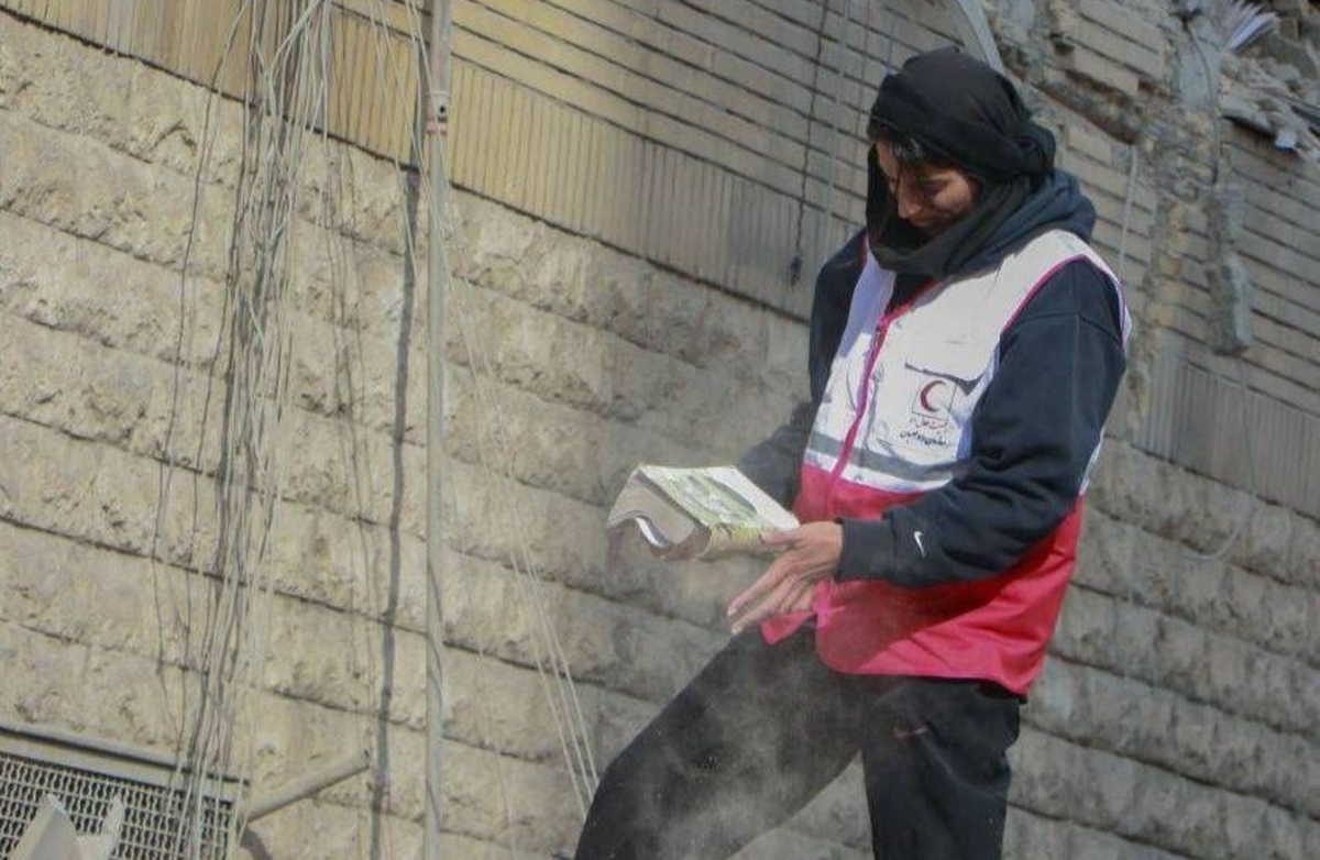 اکرم خدابنده در کنار امدادگران هلال احمر؛ بانوی تکواندوکار ایران به کمک آسیب&zwnj;دیدگان رفت + عکس