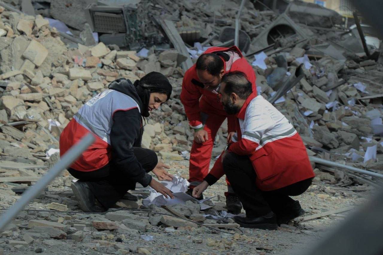 اکرم خدابنده در کنار امدادگران هلال احمر؛ بانوی تکواندوکار ایران به کمک آسیبدیدگان رفت اکرم خدابنده در کنار امدادگران هلال احمر؛ بانوی تکواندوکار ایران به کمک آسیبدیدگان رفت