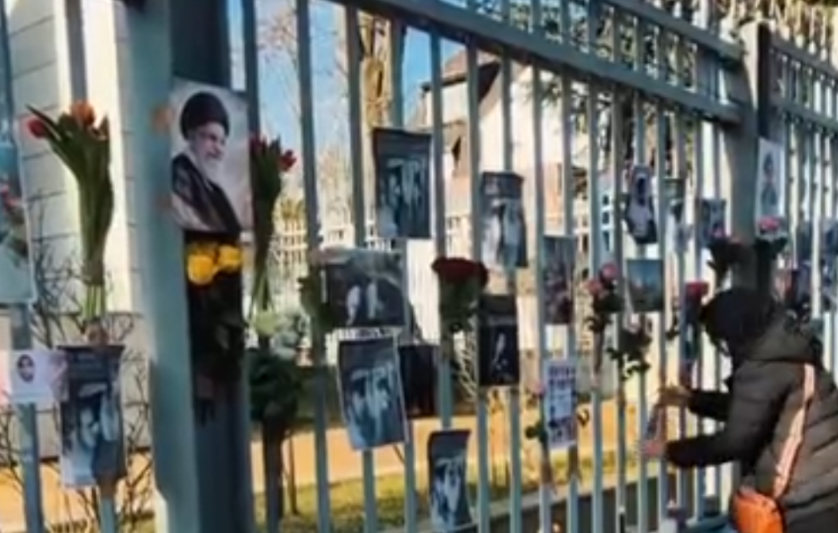 ادای احترام مردم برلین مقابل سفارت ایران در این شهر درپی شهادت رهبر ایران